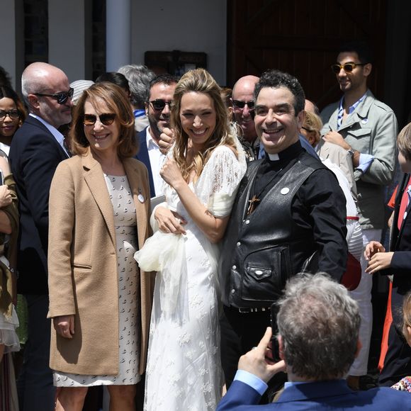 Nathalie Baye - Mariage de Laura Smet et Raphaël Lancrey-Javal à l'église Notre-Dame des Flots au Cap-Ferret le jour de l'anniversaire de son père Johnny Hallyday le 15 juin 2019.

©BestImage