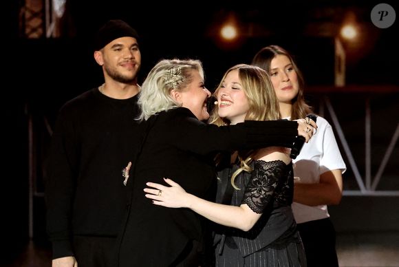 Exclusif - Helena et Marlène Schaff lors surprises lors de l'enregistrement de l'émission "La chanson secrète N°14", présentée par N.Aliagas et diffusée le 26 décembre sur TF1, consacrée à Helena à Paris le 10 Décembre 2025. © JACOVIDES-MOREAU / BESTIMAGE