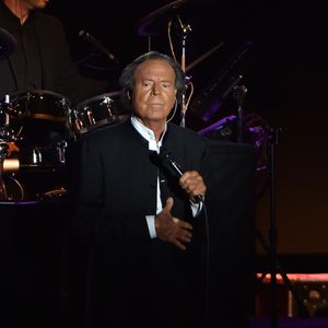 Julio Iglesias ferait l’objet de témoignages d’anciennes employées de maison et d’une physiothérapeute concernant des violences sexuelles, psychologiques et verbales présumées dans ses résidences aux Caraïbes.

Julio Iglesias sur la scène du Sporting à Monaco à l'occasion du Monte-Carlo Sporting Summer Festival. © Lionel Urman / Bestimage