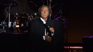 Julio Iglesias : Les témoignages d'anciennes employées accablent le célèbre chanteur