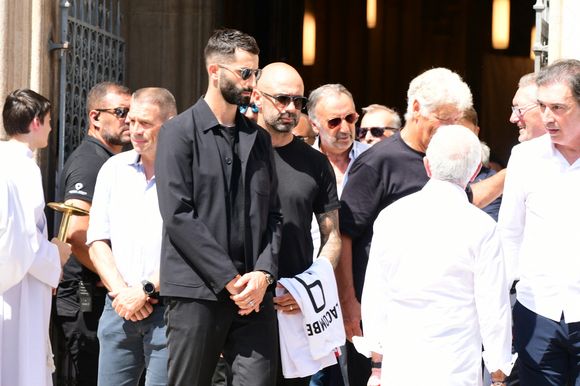 Maxime Gonalons à la sortie des Obsèques de Bernard Lacombe en l'église Saint-Louis de Fontaines-sur-Saône près de Lyon, France, le 25 juin 2025. © Romain Doucelin/Bestimage