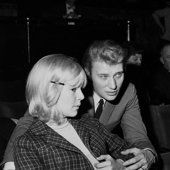 Le photographe racontera plus tard avec humour cet épisode, évoquant l’insouciance et la complicité qui régnaient entre eux à l’époque.

Johnny Hallyday avec sa femme Sylvie Vartan le 07/11/1965. Photo par DPA/ABACAPRESS.COM