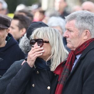 Steevy Boulay, Christine Bravo et son mari Stéphane Bachot - Sorties des obsèques d'Isabelle Mergault à la Coupole du Père-Lachaise à Paris le 30 mars 2026. © Cyril Moreau - Dominique Jacovides / Bestimage
