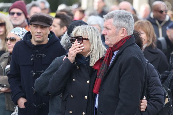 Steevy Boulay, Christine Bravo et son mari Stéphane Bachot - Sorties des obsèques d'Isabelle Mergault à la Coupole du Père-Lachaise à Paris le 30 mars 2026. © Cyril Moreau - Dominique Jacovides / Bestimage