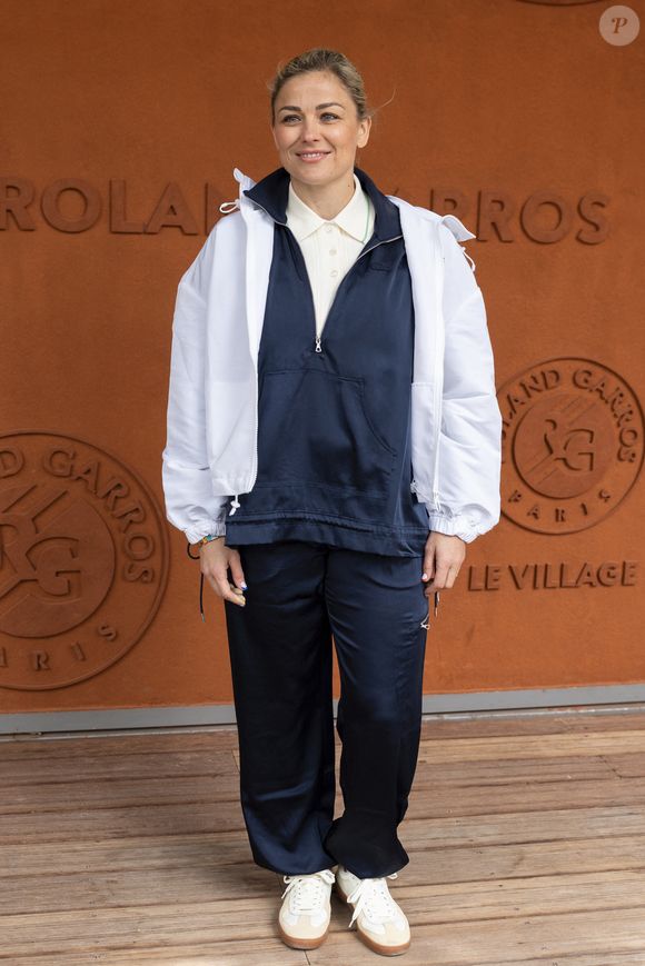 L’ancienne footballeuse Laure Boulleau avait également fait le déplacement

Laure Boulleau au village lors des Internationaux de France de Tennis de Roland Garros 2025. Paris, le 27 mai 2025. 
© Moreau / Jacovides / Bestimage