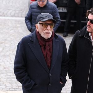 Gérard Darmon a fait le déplacement pour rendre hommage à sa personnalité haute en couleur. 

Gérard Darmon arrivant à la cérémonie funéraire de Rolland Courbis à l'église de la Madeleine à Paris, France, le 14 janvier 2026. Rolland Courbis, ancien footballeur français, entraîneur et commentateur médiatique au franc-parler, est décédé à l'âge de 72 ans. Photo par Jerome Domine/ABACAPRESS.COM