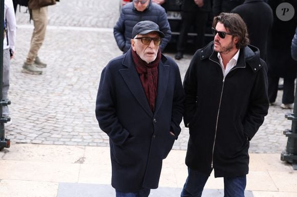 Gérard Darmon a fait le déplacement pour rendre hommage à sa personnalité haute en couleur. 

Gérard Darmon arrivant à la cérémonie funéraire de Rolland Courbis à l'église de la Madeleine à Paris, France, le 14 janvier 2026. Rolland Courbis, ancien footballeur français, entraîneur et commentateur médiatique au franc-parler, est décédé à l'âge de 72 ans. Photo par Jerome Domine/ABACAPRESS.COM