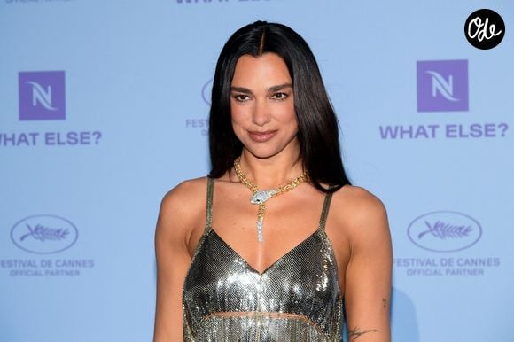 Dua Lipa au photocall de la soirée Nespresso X Dua Lipa sur la plage Nespresso lors du 79ème Festival International du Film de Cannes, France, le 15 mai 2026. © Lionel Urman/Bestimage