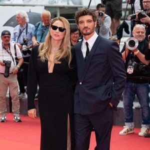 Virginie Efira et Niels Schneider assistent à la projection du film "L'Inconnue" et au tapis rouge au Palais des Festivals de Cannes, en France, le 18 mai 2026, dans le cadre du 79e Festival de Cannes. Photo de Nicolas Genin/Abaca