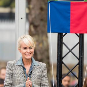 Laeticia Hallyday - Inauguration de l'esplanade "Johnny Hallyday" et de la statue "Quelque chose de ..." de l'artiste Bertrand Lavier sur le parvis de la salle de concert AccorHotels Arena Paris Bercy à Paris. Le 14 septembre 2021. © Agence / Bestimage