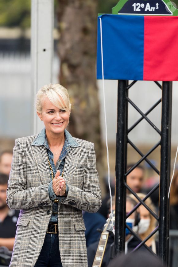Laeticia Hallyday - Inauguration de l'esplanade "Johnny Hallyday" et de la statue "Quelque chose de ..." de l'artiste Bertrand Lavier sur le parvis de la salle de concert AccorHotels Arena Paris Bercy à Paris. Le 14 septembre 2021. © Agence / Bestimage