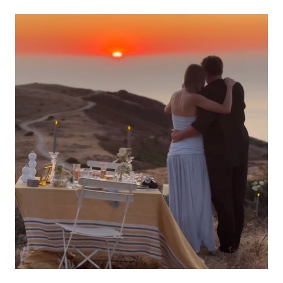 Le 27 juillet 2025, l'ex-Miss France a révélé sur Instagram qu'elle allait bientôt se marier avec l'homme de sa vie ! Une heureuse annonce qui a naturellement ravi l'ensemble de sa fidèle communauté. 

Amandine Petit immortalise les coulisses de ses fiançailles sur Instagram (Capture d'écran - vidéo - juillet 2025 - amandinepetitoff).