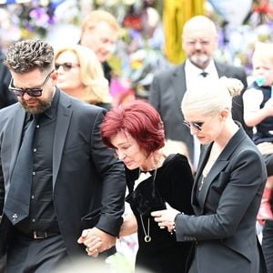 La famille d'Ozzy Osbourne à ses obsèques célébrées à Birmingham le 30 juillet 2025. © Backgrid UK/ Bestimage