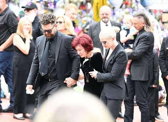 La famille d'Ozzy Osbourne à ses obsèques célébrées à Birmingham le 30 juillet 2025. © Backgrid UK/ Bestimage