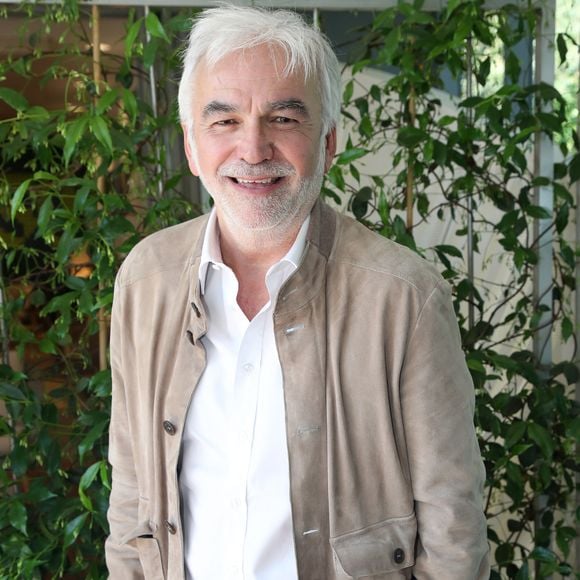 Ou encore : "Vous êtes traditionnels, classiques, vous fondez une famille, vous aimez votre épouse, vous avez des valeurs"

Exclusif - Pascal Praud - Internationaux de France de Tennis de Roland Garros 2023 - Jour 08 à Paris le 04 Juin 2023.

© Bertrand Rindoff / Bestimage