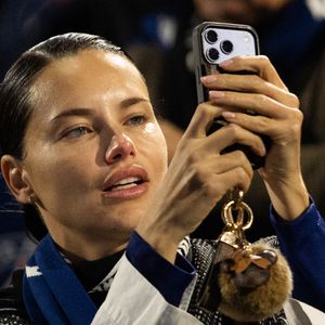 Adriana Lima - Célébrités dans les tribunes du match de 8ème de finale aller de la Ligue Des Champions 2025-2026 (LDC) "PSG - Chelsea (5-2)" au Parc des Princes à Paris le 11 mars 2026. © Cyril Moreau/Bestimage