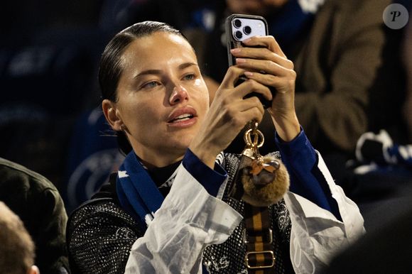 Adriana Lima - Célébrités dans les tribunes du match de 8ème de finale aller de la Ligue Des Champions 2025-2026 (LDC) "PSG - Chelsea (5-2)" au Parc des Princes à Paris le 11 mars 2026. © Cyril Moreau/Bestimage