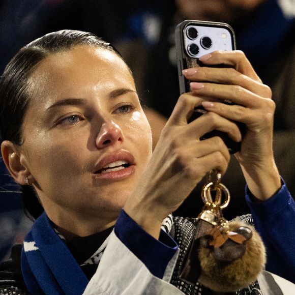 Adriana Lima - Célébrités dans les tribunes du match de 8ème de finale aller de la Ligue Des Champions 2025-2026 (LDC) "PSG - Chelsea (5-2)" au Parc des Princes à Paris le 11 mars 2026. © Cyril Moreau/Bestimage