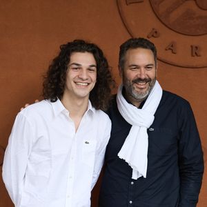 Noé Toussaint et son père Bruce Toussaint - Les célébrités au village lors des Internationaux de France de tennis de Roland Garros 2024 à Paris. Le 5 juin 2024. 
© Jacovides-Moreau/Bestimage