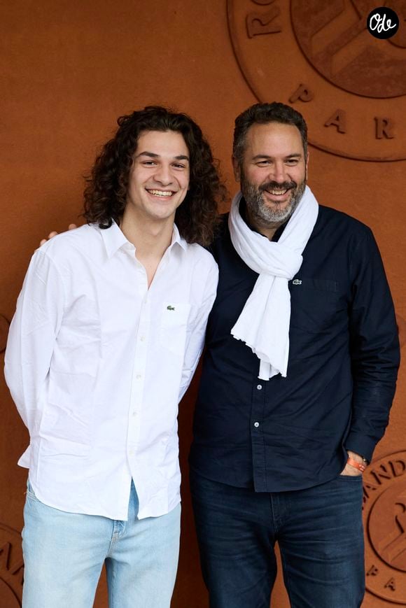 Noé Toussaint et son père Bruce Toussaint - Les célébrités au village lors des Internationaux de France de tennis de Roland Garros 2024 à Paris. Le 5 juin 2024. 
© Jacovides-Moreau/Bestimage