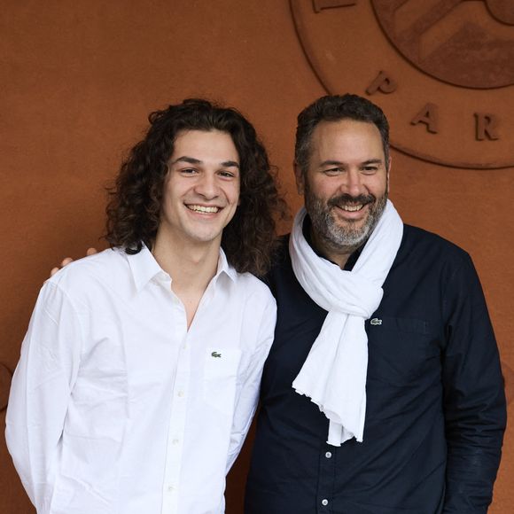 Noé Toussaint et son père Bruce Toussaint - Les célébrités au village lors des Internationaux de France de tennis de Roland Garros 2024 à Paris. Le 5 juin 2024. 
© Jacovides-Moreau/Bestimage