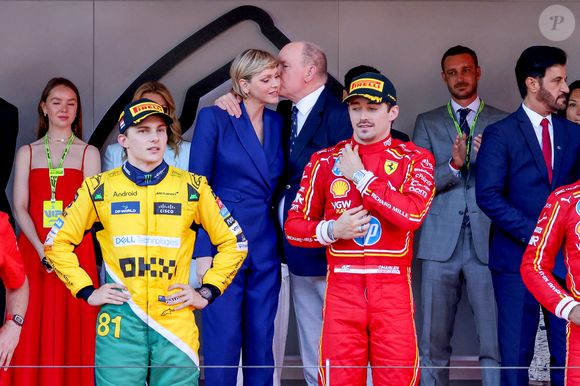 Le prochain rendez-vous à Monaco est fixé du 4 au 7 juin prochain pour le Grand Prix de Formule 1. Le Rocher soutiendra alors l'enfant du pays : Charles Leclerc (Ferrari).

La famille princière de Monaco sur le podium avec Charles Leclerc, vainqueur du Grand Prix de Formule 1 (F1) de Monaco, le 26 mai 2024. 

© Claudia Albuquerque/Bestimage
