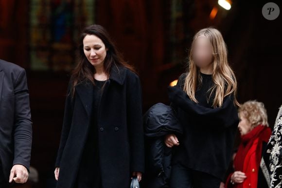 Isabelle Le Nouvel (veuve du défunt), et Emma (fille du défunt) - Sorties des obsèques de Niels Arestrup à l'Église Saint-Roch à Paris. Le 10 décembre 2024
© Christophe Clovis / Bestimage