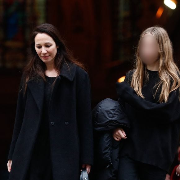 Isabelle Le Nouvel (veuve du défunt), et Emma (fille du défunt) - Sorties des obsèques de Niels Arestrup à l'Église Saint-Roch à Paris. Le 10 décembre 2024
© Christophe Clovis / Bestimage