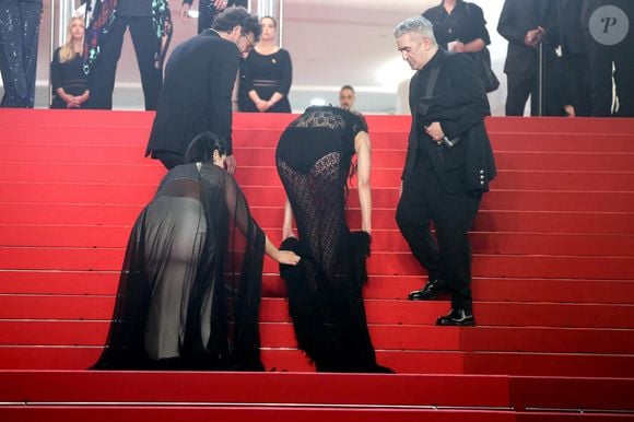 Noémie Merlant aide Marion Cotillard, avec sa robe, à monter les marches - Montée des marches du film " Roma elastica " lors du 79ème Festival International du Film de Cannes, le 20 mai 2026. © Jacovides-Moreau / Bestimage