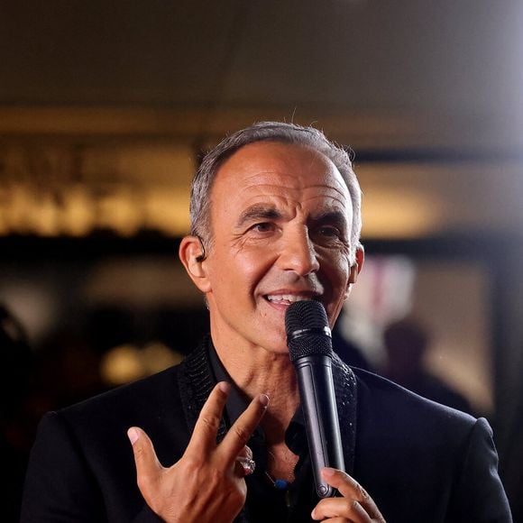 Il envisage un nouveau projet musical pour les 20 ans de ce premier opus.

Nikos Aliagas au photocall de la 27ème édition des NRJ Music Awards au palais des Festivals de Cannes, France, le 31 octobre 2025. © Dominique Jacovides/Bestimage