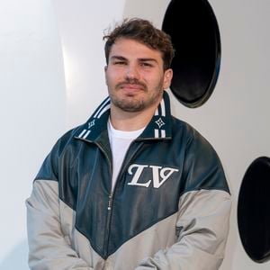 Antoine Dupont est l'un des joueurs de rugby français les plus reconnus. 
Antoine Dupont - Photocall du Défilé de mode Louis Vuitton Homme, Collection Printemps-Été dans le cadre de la Fashion Week de Paris, France. © Olivier Borde / Bestimage