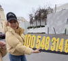 La chanteuse s'est rendue à la Gare de Lyon, direction Marseille, avec son trophée à neuf chiffres entre les mains.

Capture Instagram de Santa.