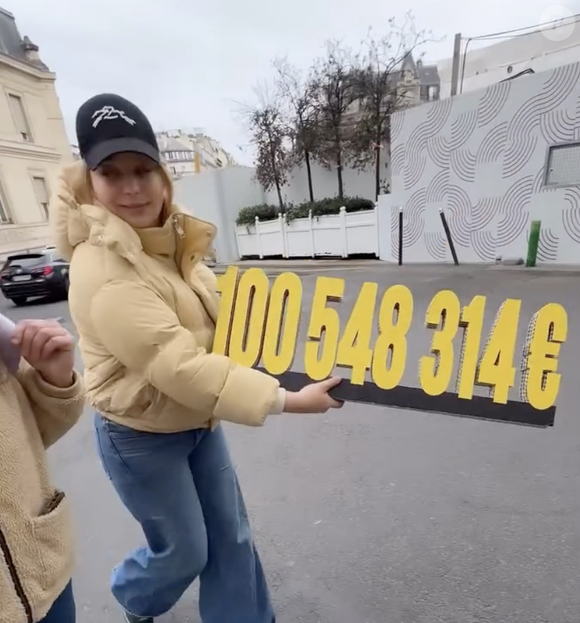 La chanteuse s'est rendue à la Gare de Lyon, direction Marseille, avec son trophée à neuf chiffres entre les mains.

Capture Instagram de Santa.