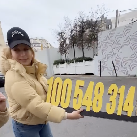 La chanteuse s'est rendue à la Gare de Lyon, direction Marseille, avec son trophée à neuf chiffres entre les mains.

Capture Instagram de Santa.