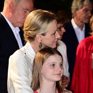 Charlène est apparue très attentionnée, multipliant les gestes tendres envers ses jumeaux.

Le prince Jacques de Monaco, marquis des Baux, La princesse Gabriella de Monaco, comtesse de Carladès lors de l’inauguration  d’un quartier dédié à la principauté à Europa-Park à Rust en Allemagne le 29 juin 2026. © Romain Doucelin / Bestimage