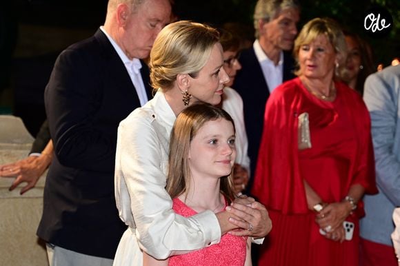 Charlène est apparue très attentionnée, multipliant les gestes tendres envers ses jumeaux.

Le prince Jacques de Monaco, marquis des Baux, La princesse Gabriella de Monaco, comtesse de Carladès lors de l’inauguration  d’un quartier dédié à la principauté à Europa-Park à Rust en Allemagne le 29 juin 2026. © Romain Doucelin / Bestimage