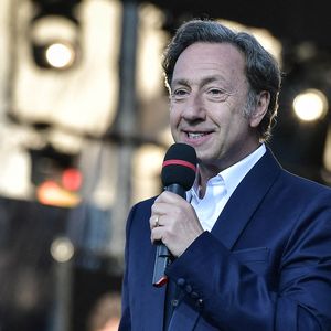 L'animateur radio et présentateur de télévision Stéphane Bern s'adresse à la foule avant l'arrivée de la flamme olympique lors du relais de la flamme olympique à Paris le 14 juillet 2024. Photo by Firas Abdullah/ABACAPRESS.COM
