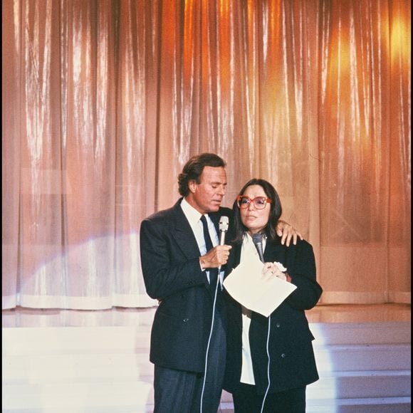 De bien tristes nouvelles qui risquent d'attrister au plus au point ses fans... 

Archives - Julio Iglesias et Nana Mouskouri à l'émission de Télévision Champs-Elysées (BERTRAND RINDOFF PETROFF / BESTIMAGE).