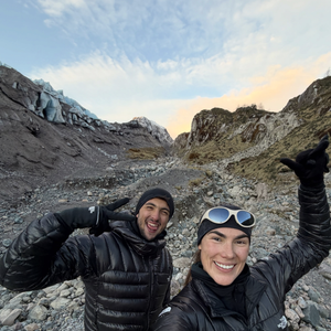 Mais Inoxtag et Mike Horn n'étaient pas seuls sur ce périple. Annika Horn, l'une des filles de l'aventurier, a elle aussi pris part à l'aventure.
Inoxtag et Annika Horn en expédition, posent sur Instagram