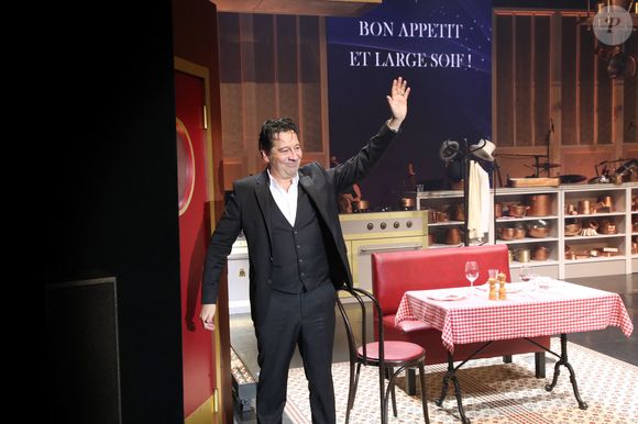 Exclusif - Laurent Gerra salue le public à la fin de son nouveau spectacle « Laurent Gerra se met à table ! », à savourer au Casino de Paris, France, le 04 Janvier 2025. © Bertrand Rindoff/Bestimage