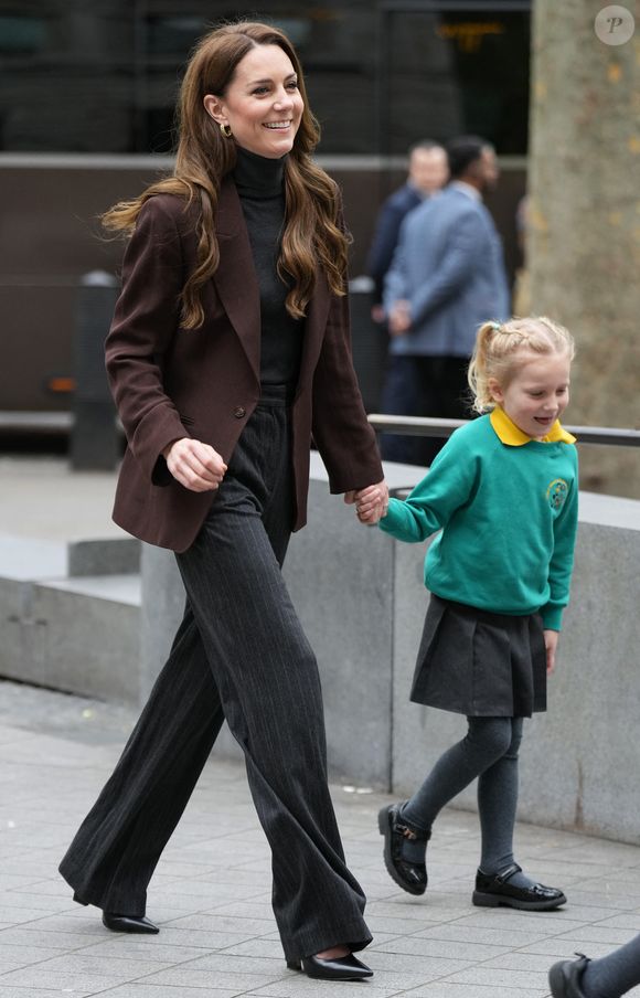 Car elle reste tout de même la princesse de Galles, et puis aussi parce qu'elle s'est une fois de plus démarquée via son look. La maman de George, Charlotte et Louis, qui l'a récemment prise en photo pour une occasion spéciale, était vêtue d'un blazer marron qu'elle a associé à un col roulé noir, et à un pantalon Jigsaw à rayures, d'une valeur de 220 £ ( ce qui fait 264,57 euros)

Catherine (Kate) Middleton, princesse de Galles, lance un nouveau projet de la "Royal Foundation Centre for Early Childhood" visant à soutenir les jeunes enfants dans le développement de compétences sociales à Londres, Royaume Uni, le 4 février 2025. © Julien Burton/Bestimage