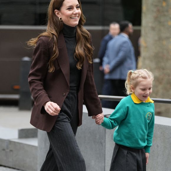 Car elle reste tout de même la princesse de Galles, et puis aussi parce qu'elle s'est une fois de plus démarquée via son look. La maman de George, Charlotte et Louis, qui l'a récemment prise en photo pour une occasion spéciale, était vêtue d'un blazer marron qu'elle a associé à un col roulé noir, et à un pantalon Jigsaw à rayures, d'une valeur de 220 £ ( ce qui fait 264,57 euros)

Catherine (Kate) Middleton, princesse de Galles, lance un nouveau projet de la "Royal Foundation Centre for Early Childhood" visant à soutenir les jeunes enfants dans le développement de compétences sociales à Londres, Royaume Uni, le 4 février 2025. © Julien Burton/Bestimage