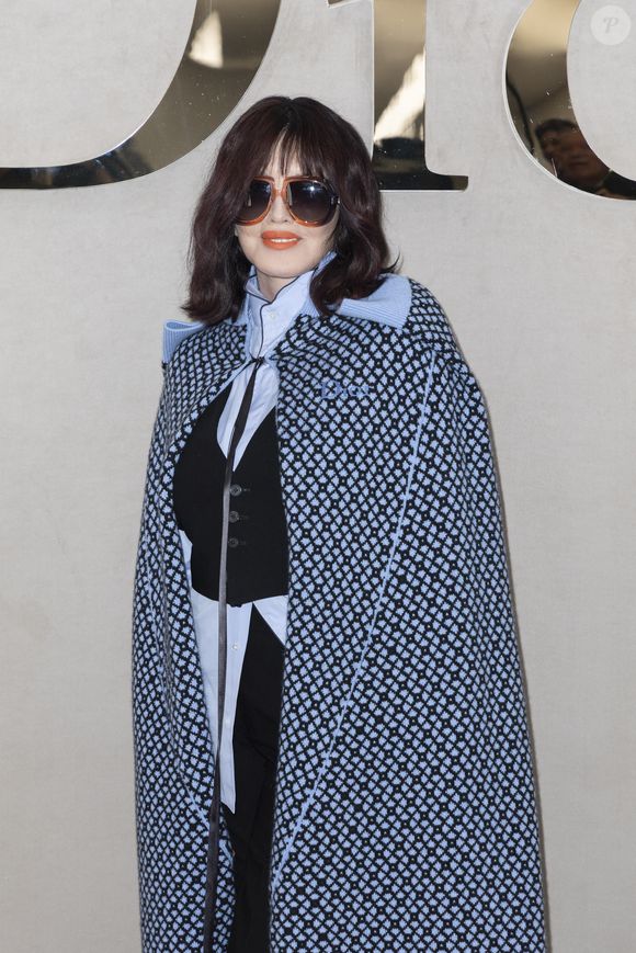 Isabelle Adjani au photocall au défilé Christian Dior Collection Femme Prêt-à-Porter Printemps/Eté 2026 lors de la Fashion Week de Paris (PFW), dans le Jardin des Tuileries, à Paris, France, le 1er octobre 2025. © Olivier Borde/Bestimage