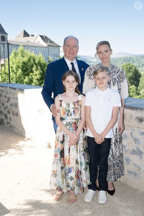 Le prince Albert II de Monaco, la princesse Charlène de Monaco, le prince Jacques de Monaco, marquis des Baux, et la princesse Gabriella de Monaco, comtesse de Carladès, ont été accueillis à Mur-de-Barrez en aveyron par M. Pierre Ignace, le maire de la commune et membre de la délégation officielle française lors de la récente visite d’État à Monaco. © NivierePool/Bestimage