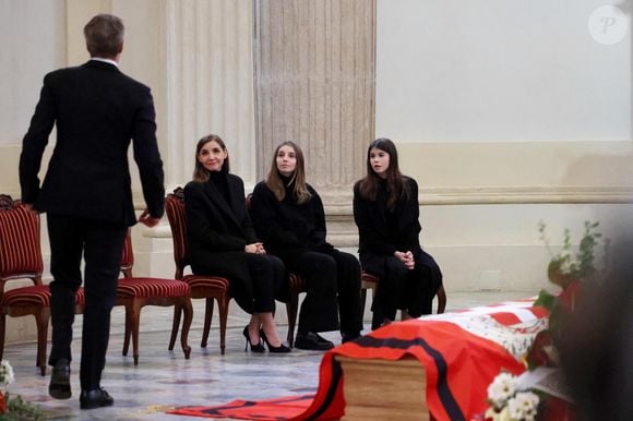 Le prince Emmanuel-Philibert de Savoie avec sa femme la princesse Clotilde Courau et leurs filles les princesses Vittoria et Luisa - Veillée funèbre du prince Victor-Emmanuel de Savoie, en l'Eglise de Sant'Uberto à Turin, en présence de sa veuve Marina Ricolfi-Doria, de son fils, le prince E-P. de Savoie avec sa femme la princesse Clotilde Courau et leurs filles les princesses Vittoria et Luisa, le 9 février 2024. Le fils du dernier roi d'Italie s'est éteint le 3 février 2024 à l'âge de 86 ans.
© Dominique Jacovides/Bestimage