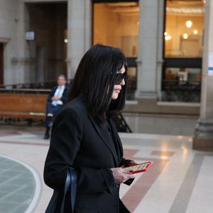 Isabelle Adjani arrive pour la tenue de son procès en appel (chambre 2-13) pour fraude fiscale, au Palais de Justice de Paris, le 27 février 2026.
© Julien Sarkissian/Bestimage