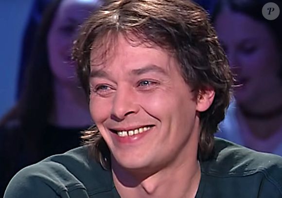 Ari Boulogne (né Christian Aaron Paffgen, fils illégitime d'Alain Delon) dans l'émission "Tout le monde en parle" d'Ardisson en 2001. 
© Capture TV France 2 via Bestimage
