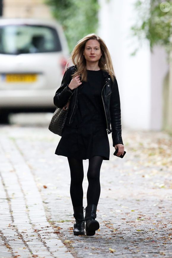 Consuelo Remmert quitte le domicile de Carla Bruni-Sarkozy et Nicolas Sarkozy, juste avant son intervention sur le plateau de France Télévisions, à Paris, le 21 septembre 2014.
©DOMINIQUE JACOVIDES / BESTIMAGE