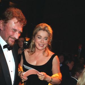 Johnny Hallyday et Catherine Deneuve lors de la soirée Children of Africa à Paris le 16 octobre 2001. © Bestimage