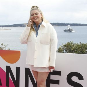 Louane Emera - Photocall de la série "Visions" lors de la 5ème saison du festival International des Séries "Canneseries" à Cannes, France, le 3 avril 2022. © Denis Guignebourg/Bestimage